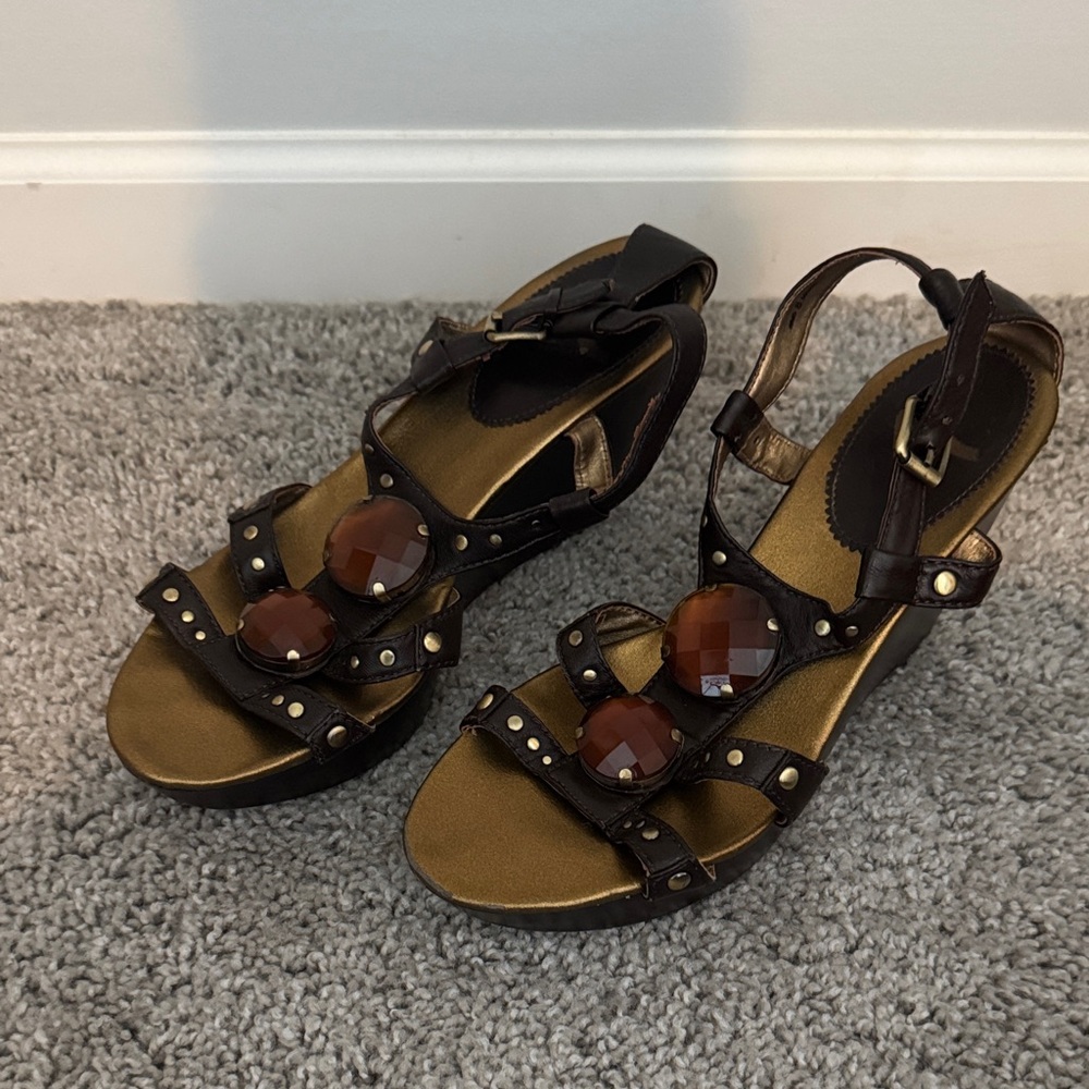 Report Brown Sandals with Gemstone Details